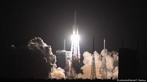 Un cohete espacial es una máquina que, utilizando un motor de combustión, produce la energía cinética necesaria para la expansión de los gases, que son lanzados a través de un tubo propulsor (propulsión a reacción). China Lanza Cohete Larga Marcha 5 Etapa Crucial Para Mision A Marte Cultura Dw 28 12 2019
