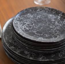 Avec Son Motif Terriblement Original Et Unique L Assiette Moon Va Vous Etonner Plonge Dans Un Bain Bouillonant L As Assiette Gres Assiette Assiettes Plates