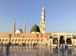 Saat itu, ia mendengar suara azan di masjid nabawi, sementara ia tidak bisa bergerak di rumahnya yang dekat dengan masjid. Sejarah Dan Keutamaan Masjid Nabawi Hijrah Umroh Service