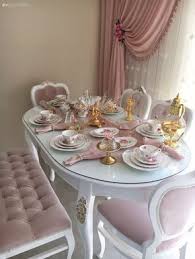 Bu Goz Alici Izmir Evinin Her Detayi Mukemmeliyetci Ev Sahiplerini Ele Veriyor Ev Gezmesi Oturma Odasi Dekorasyonu Mutfak Fon Perdeler