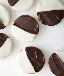 Black And White Cookies Traditional Black And White Cookies Spotted In Bakeries And Cafes Black And White Cookies Black And White Cookie Recipe White Cookie