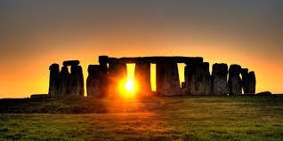 O solstício de verão acontece quando o sol atinge a declinação máxima em latitude, medida a partir da linha do equador, dando origem ao dia mais longo do ano no hemisfério norte. Solsticio De Verao Stonehenge Por Do Sol Solsticio De Verao