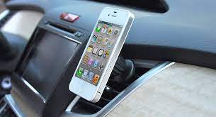 لهذا السبب لا تستخدم حامل الجوال المغناطيسي في السيارة