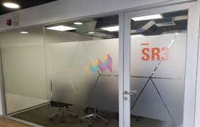 Vinilos demarcadores de seguridad para vidrio con logo corporativo