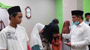 Adapun ke 25 anak yatim tersebut terdiri dari 15 orang anak yatim perempuan dan 10 orang anak yatim laki laki. Hari Ke 10 Bulan Ramadhan Camat Curug Melaksanakan Tarjung Dan Santunan Anak Yatim Di Mushola Patron Id