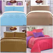 ٠٠ طقم مفرش الفنادق مونيكا المطرز مصنوع من القطن الطبيعي الناعم متوفر بقياس كنج سايز ومكون من ٦ قطع مفرش قياس ٢٤٠ ٢٦٠ شرشف Home Decor Furniture Bed