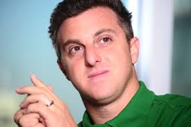Em 1996, recebeu um convite da rede bandeirantes para apresentar o programa h. Luciano Huck Volta A Falar Sobre Politica Em Entrevista