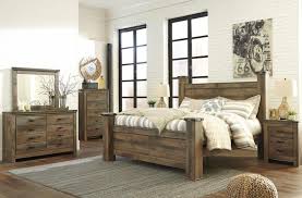 Trinell 4 Piece Poster Bedroom Set In Warm Rustic Oak In 2020 King Bedroom Sets Rustic Bedroom Furniture Bedroom Set