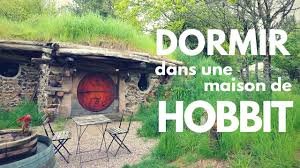 Dormir Dans Une Maison De Hobbit Hebergement Insolite En Bourgogne