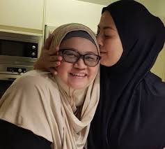 Non abbiamo una biografia per julia rais. 6 Gambar Madu Nurulhidayah Zahid Gambar Datin Bahazanariah Madu Datuk Nurulhidayah Zahid Laman Gosip Dan Informasi Terkini