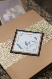 Un Faire Part De Mariage Inspire Des Annees 20 Realise Sur Du Papier Dore Et Rehausse De Paillettes Une Etiq Faire Part Mariage Invitation Mariage Faire Part