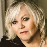 Eva Burr's Instagram, Twitter & Facebook