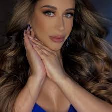 Laura Damian's Instagram, Twitter & Facebook