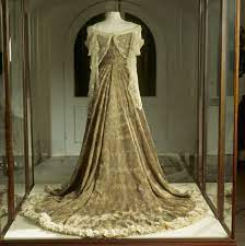 The Peacock Dress Made By The House Of Worth For Lady Mary Curzon In 1903 For The Delhi Durbar Peacock Dress Historical Dresses Fashion