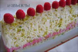 Buche De Noel Dacquoise Pistache Mousse Chocolat Blanc Et Mousse Framboises La Cuisine Facile De Tini