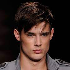 Li vedi passare con il cellulare in tasca il rolex d'oro al polso e i capelli lunghi in testa ragazze ben vestite ma sembrano mignotte coglione pariolino . Capelli Medio Hairconditioning