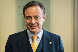 Bart de wever weet wel hoe hij moet opvallen. Bart De Wever Le Grand Leader L Eternel Gagnant Belgique Levif