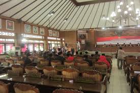 Pabrik briket orientasi ekspor di dusun kampung baru, desa kalangan, pedan, klaten, jawa tengah, ludes dilalap api. Belasan Eks Legislator Tak Hadiri Pelantikan Anggota Dprd Klaten