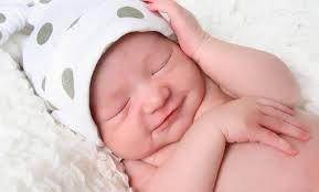 Bayi usia 0 bulan memerlukan waktu untuk meregangkan otot setelah sembilan bulan berada di dalam kandungan. Ini 4 Tahap Perkembangan Bayi Dari Usia 0 12 Bulan