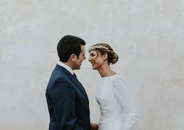 A chi non è mai capitato di essere invitato ad un matrimonio e di dover scrivere su un pezzo di carta o sul sito web della lista/viaggi un pensiero o meglio un augurio sincero che accompagni il vostro gesto? Frasi Auguri Matrimonio Cosa Scrivere Sul Biglietto Per Gli Sposi