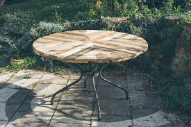 However, finding the right table top can be difficult because they all have different designs and colors. Round Top Table Made Of Pallets Diy Easy Pallet Ideas