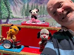 Hiah I am thrilled to be a part of this group . Longtime fan of Sooty and  the gang . Last Christmas, I was lucky enough to be Company Manager