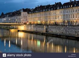 The city is located in eastern france, close to the jura mountains and the border with switzerland. Frankreich Doubs Besancon Quai Vauban Als Weltkulturerbe Der Unesco Arkaden Hauser Vom 17 Jahrhundert Aufgefuhrt Stockfotografie Alamy