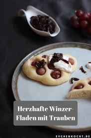 Herzhafte Winzer Fladen Mit Trauben Weissem Kas Und Zwiebelconfit In 2020 Zwiebelconfit Rezeptideen Lebensmittel Essen