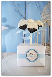 Use these baby bird shower ideas to weave the theme into both tables, tying the whole party together with a big beautiful bow! Cute Bird Themed Baby Shower Adorable Fabric Scrap Table Liner