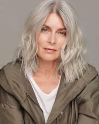 Alors, si vous avez envie de passer à la coupe carré, voici une collection de 20 idées coiffure carré originales pour cheveux longs. Cheveux Gris Blancs 12 Coiffures Et Coupes De Cheveux Taaora Blog Mode Tendances Looks