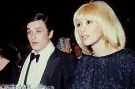 Si la carrière de mireille darc reste à jamais attachée à celles du réalisateur george lautner et du scénariste michel audiard. Alain Delon Et Mireille Darc Complices Pour La Vie
