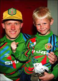 Denmark's peter schmeichel is arguably the best goalkeeper in the history of the premier league. Mit Schmeichel Zur Em Zum Runden Leder