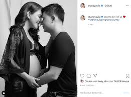 Pemain peran film rasuk itu mengira berat badannya turun usai melahirkan disebabkan pada saat hamil saya rutin olahraga. Bagikan Foto Hamil 8 Bulan Warganet Kompak Tebak Calon Bayi Shandy Aulia Adalah Laki Laki Karena Hal Ini Semua Halaman Grid Fame