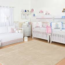 Babyzimmer Fur Ein Zwillingspaar In Zwei Farben Dekorieren Babyzimmer Dekor Zwillinge Babyzimmer Teppich Kinderzimmer