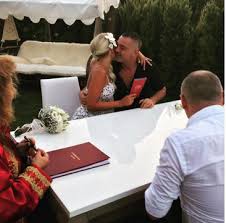 Erdal acar (52) ile i̇zmirli kardelen ergin (27) temmuz 2016'da çeşme'de evlenmişti. Erdal Acar Ile Kardelen Ergin Dunyaevine Girdi