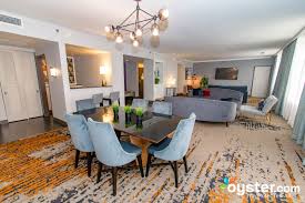 One bedroom options range from 750 to 915 square feet. Hilton Atlanta The King Studio Suite At The Hilton Atlanta Oyster Com Hotel Photos