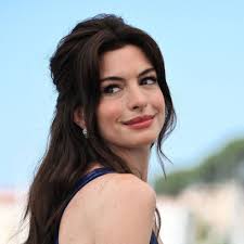 Anne Hathaway reboots an outdated retro look