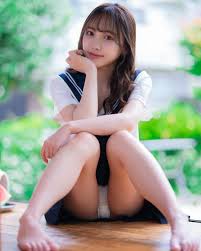 御園もも 体育座りパンチラしているセーラー服画像