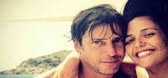 Figlia d'arte, diventa nota al grande pubblico grazie alla partecipazione alla fiction rai un posto al sole, in cui interpreta il ruolo di. Serena Rossi E Davide Devenuto Baci E Coccole Al Mare Nozze Entro L Anno