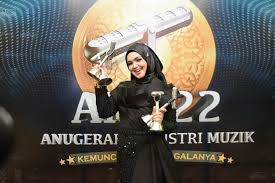 Mukofot malayziyaning yozib olish sohasi assotsiatsiyasi (rim) tomonidan tashkil etilgan va birinchi bo'lib 1993 yil 15. Dato Siti Nurhaliza Menang Besar Dalam Anugerah Industri Muzik Ke 22 Aim 22