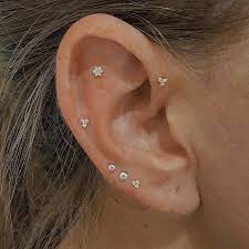 original piercing studio on instagram mais uma combinacao perfeito feita com pontos de luz e triple lobe piercing earings piercings lobe piercing