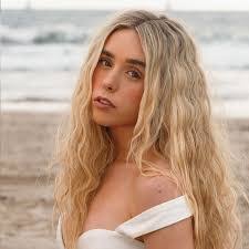 Jenna Hayes's Instagram, Twitter & Facebook