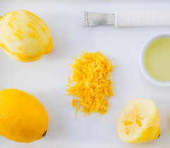 Unire la vanillina, la scorza del limone, un tuorlo alla volta (serbando le chiare) e l'aroma. Zerowaste 10 3 Usi Furbi Della Buccia Di Limone Zigzagmom