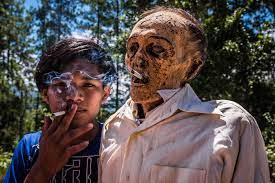 Indonesisches Ritual Tote Ausgraben