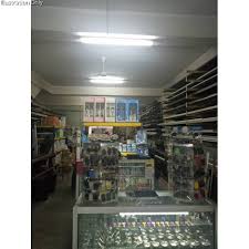 Seorang lelaki yang dipercayai terlibat dalam kejadian menconteng dinding tembok istana anak bukit di sini sebelum menumbuk seorang anggota polis wanita pada petang tadi maut dalam kemalangan di bedong, sungai petani dekat sini. Boon Che Aluminium Dan Cermin