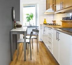 De esta forma las islas con ruedas y las mesas con ruedas son muy adecuadas para estos lugares de la casa. Mesas Para Cocinas Pequenas Decoracion De Cocina Cocina Alargada Decoracion De Cocina Moderna