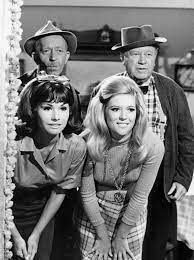 The train is operated more like a taxi service by engineer charley pratt (smiley burnette) and fireman/conductor floyd smoot (). Ù…Ù„Ù Petticoat Junction Cast 1968 Jpg ÙˆÙŠÙƒÙŠØ¨ÙŠØ¯ÙŠØ§