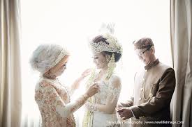 Pasangan pengantin melakukan foto prewedding sebagai dokumentasi dimana pasangan bisa tampil cantik & menawan, dengan suasana atmosfer dapat diatur seindah. Wedding Adat Sunda Adhitya Dewi Newlife Photogtaphy