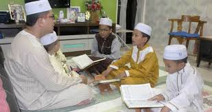 Salah satu cara untuk menjaga keluarga tetap harmonis dan bahagia adalah meluangkan waktu untuk berlibur bersama. Perkukuh Bina Keluarga Bahagia