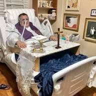 Padre tem doença que atinge 1 a cada 1 milhão de pessoas: "Sou milionário"